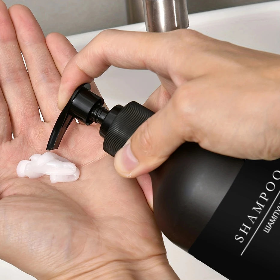 Utilisation pompe distributeur noir mat rechargeable
500ml - shampoing dans la main