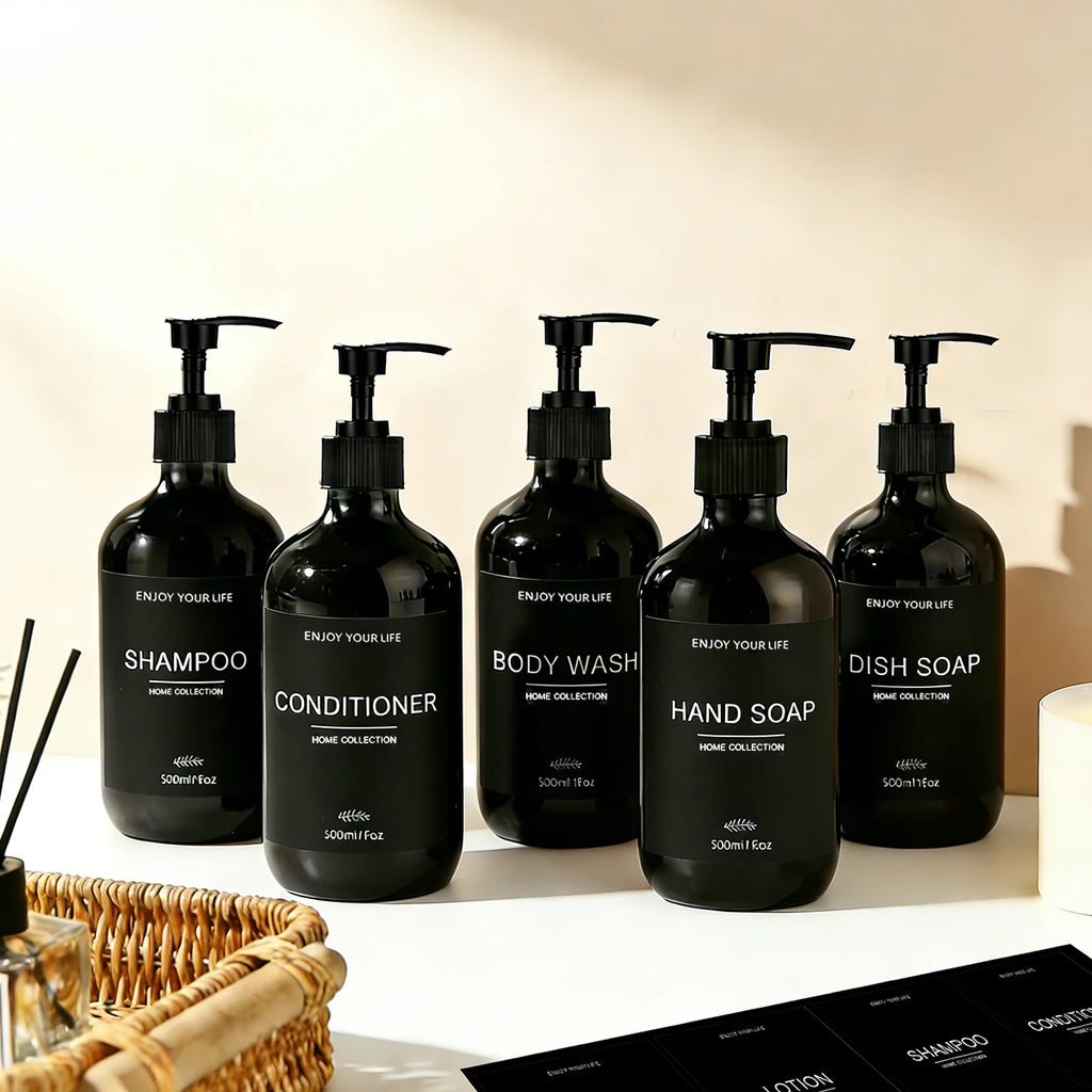 Distributeur s noirs design minimaliste
en salle de bain - shampoing, après-shampoing, gel douche, savon